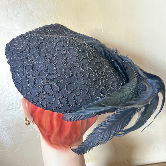 REFINED 1940S' BLACK FELT BERET + UNDULATING CORD TRIM + BLACK ROOSTER FEATHERS - Picture 6 of 14